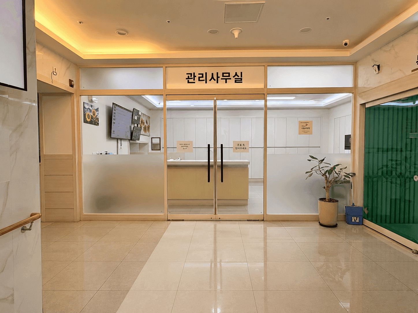테이블이 놓인 넓은 접객 공간